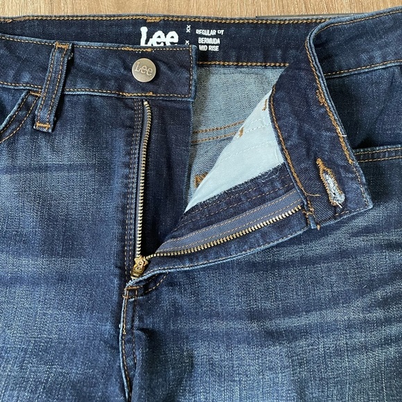 Lee Burmuda jean shorts ~ dark wash denim stretch ~ 9 in inseam women’s size 12M - Picture 10 of 13